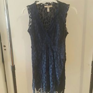 V neck lace dress with belt